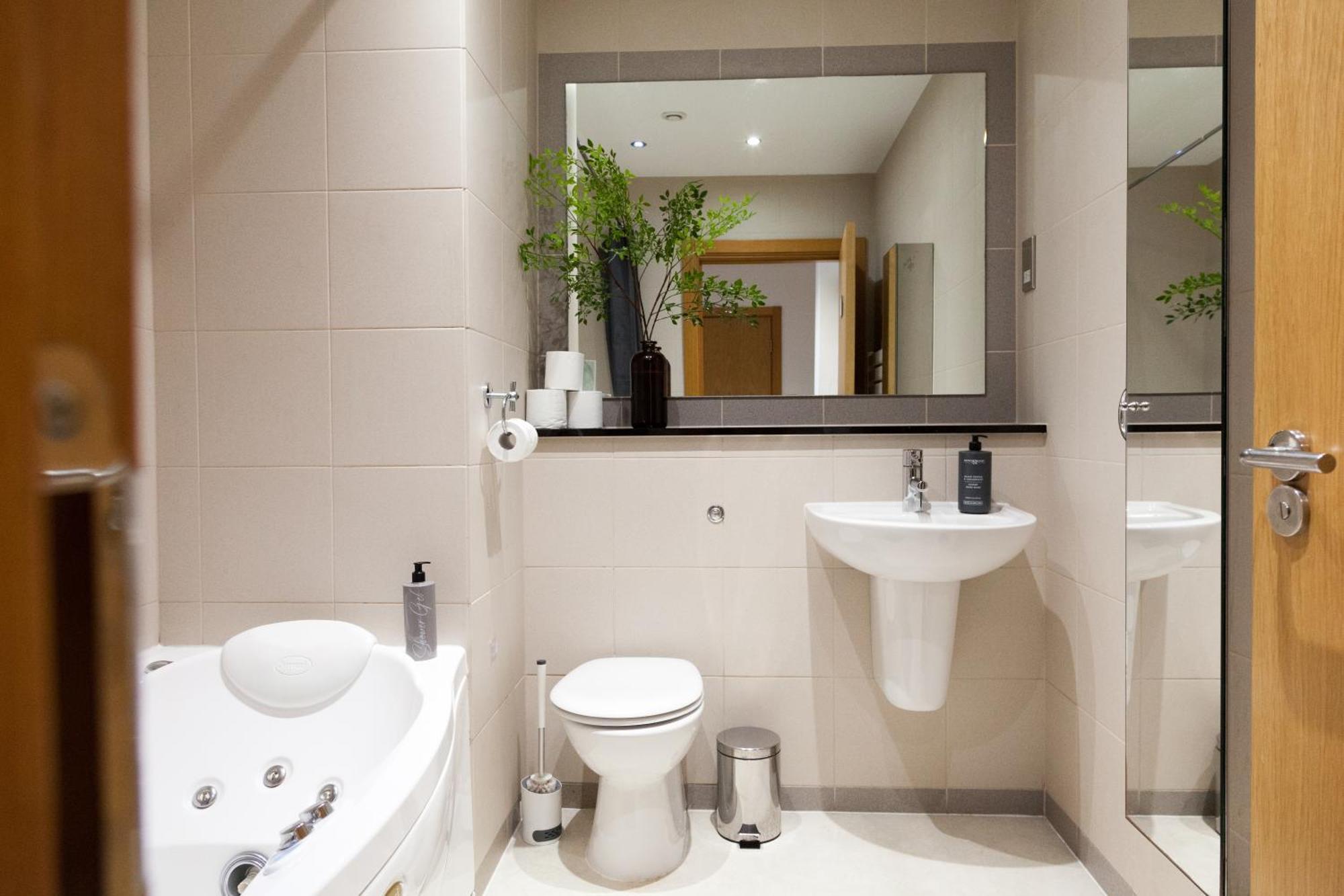 Weekly & Monthly Stays In Penthouse For Contractors Or Leisure Single Or Superking Beds Available バーケンヘッド エクステリア 写真