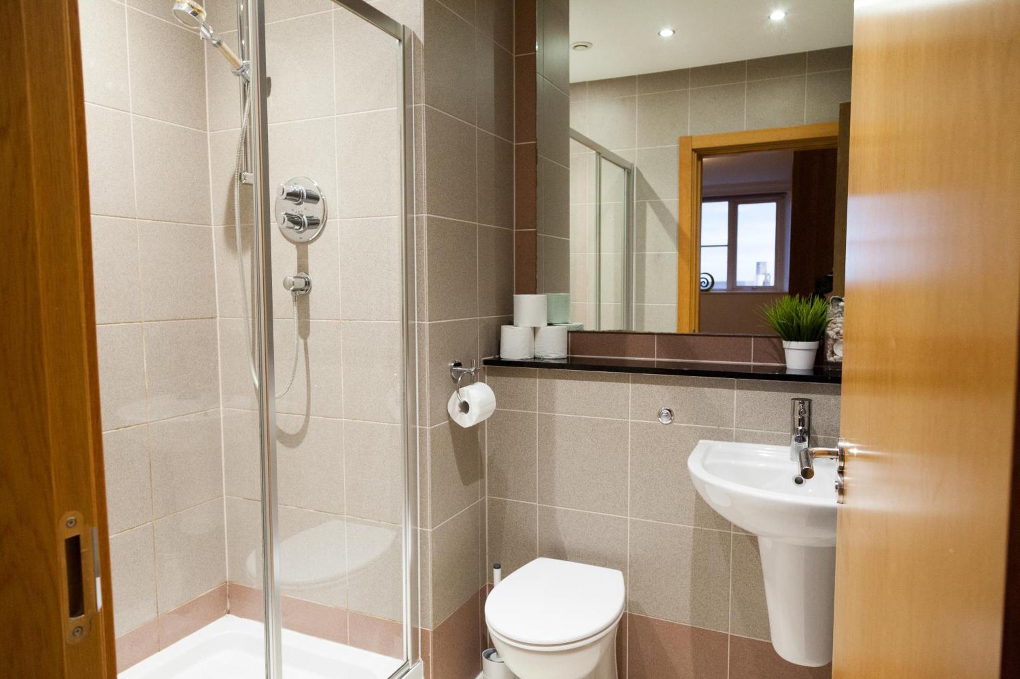Weekly & Monthly Stays In Penthouse For Contractors Or Leisure Single Or Superking Beds Available バーケンヘッド エクステリア 写真