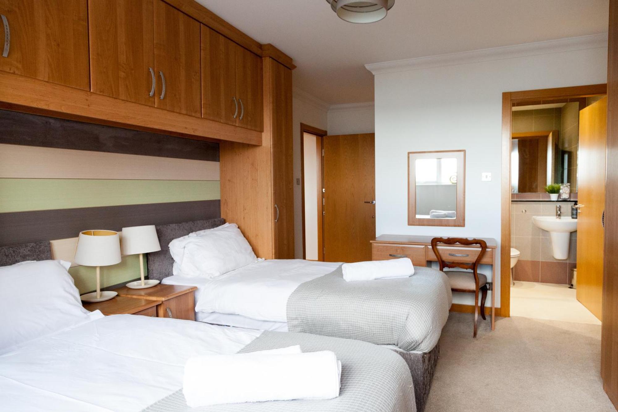 Weekly & Monthly Stays In Penthouse For Contractors Or Leisure Single Or Superking Beds Available バーケンヘッド エクステリア 写真
