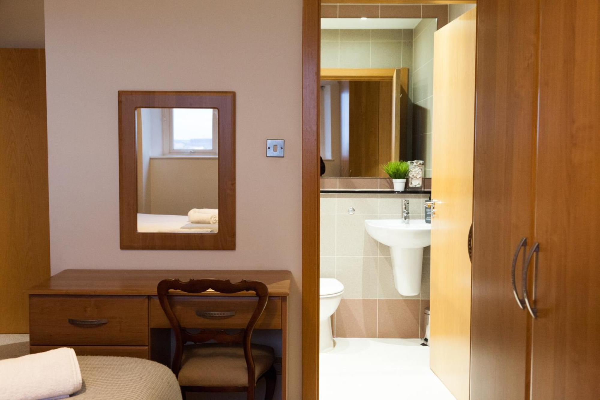 Weekly & Monthly Stays In Penthouse For Contractors Or Leisure Single Or Superking Beds Available バーケンヘッド エクステリア 写真