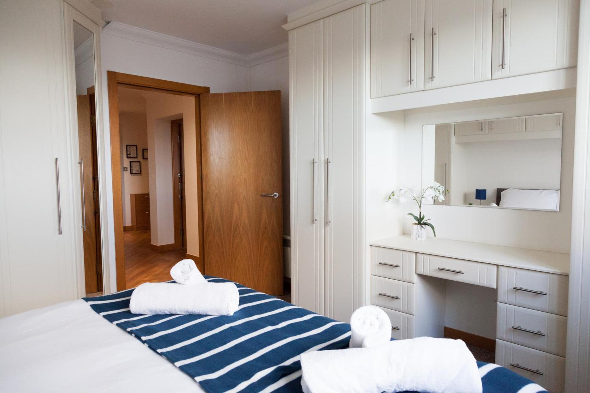 Weekly & Monthly Stays In Penthouse For Contractors Or Leisure Single Or Superking Beds Available バーケンヘッド エクステリア 写真