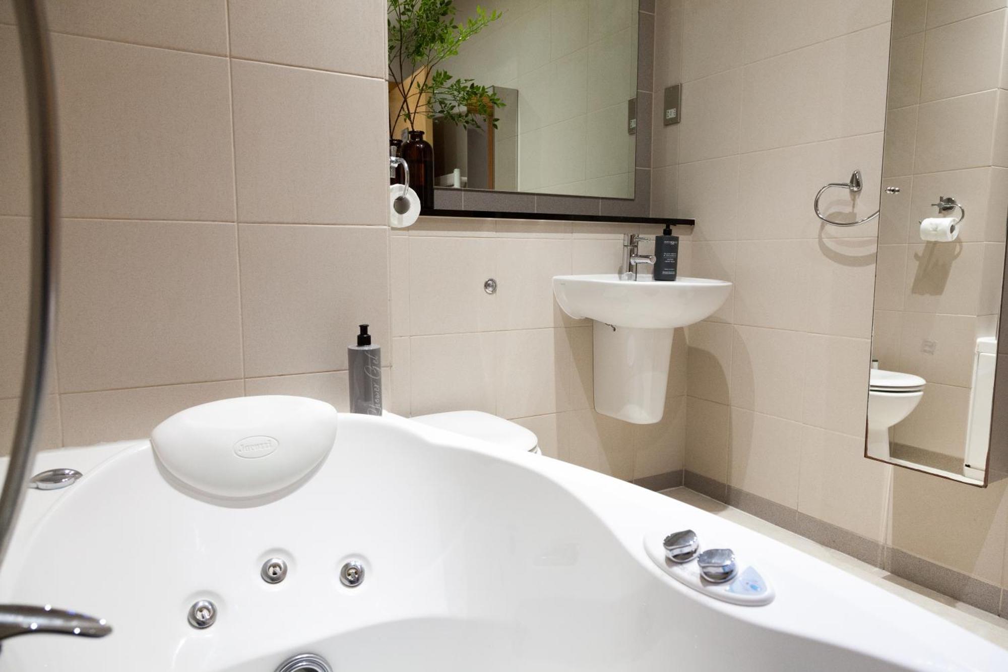 Weekly & Monthly Stays In Penthouse For Contractors Or Leisure Single Or Superking Beds Available バーケンヘッド エクステリア 写真