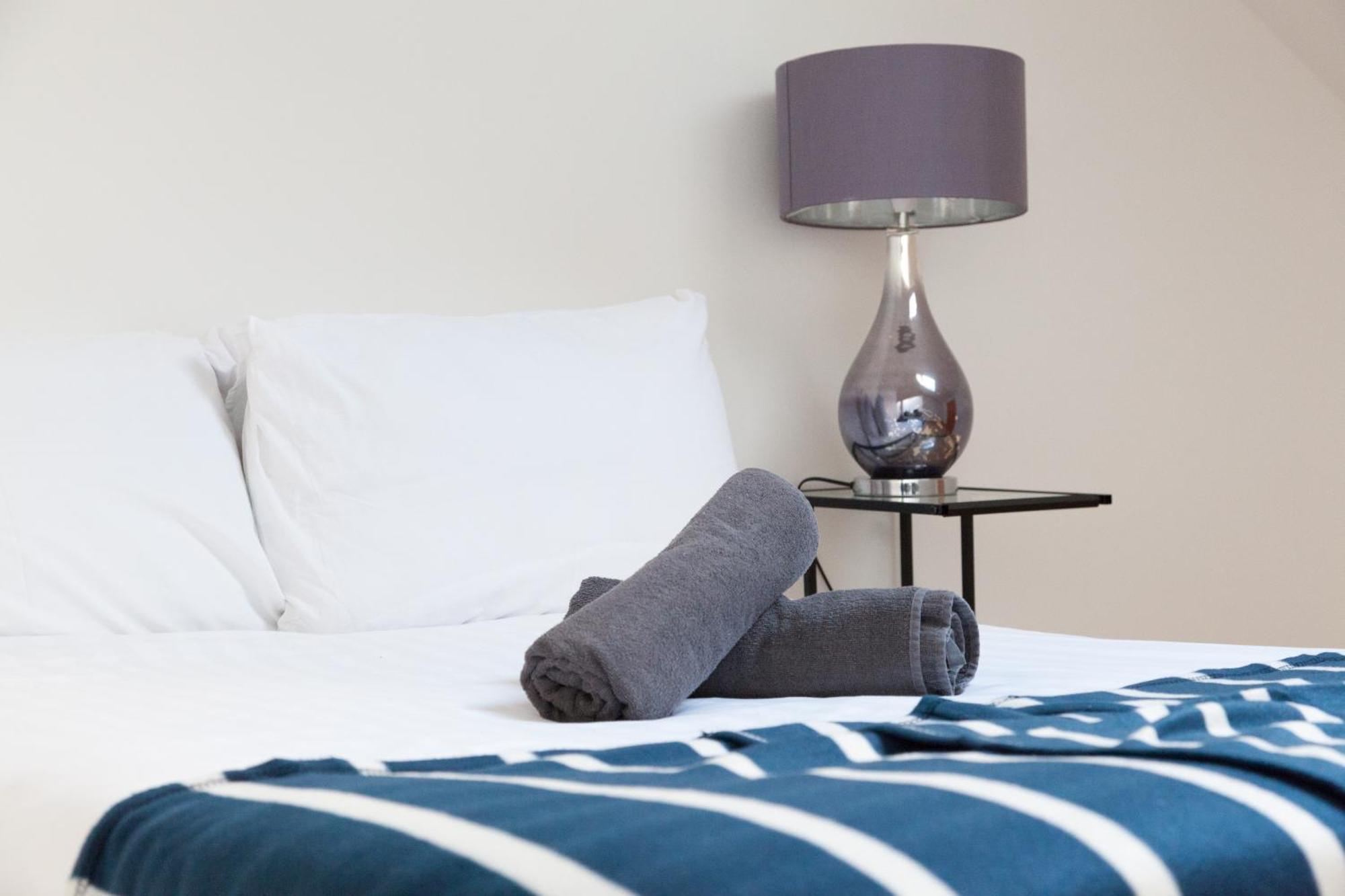Weekly & Monthly Stays In Penthouse For Contractors Or Leisure Single Or Superking Beds Available バーケンヘッド エクステリア 写真
